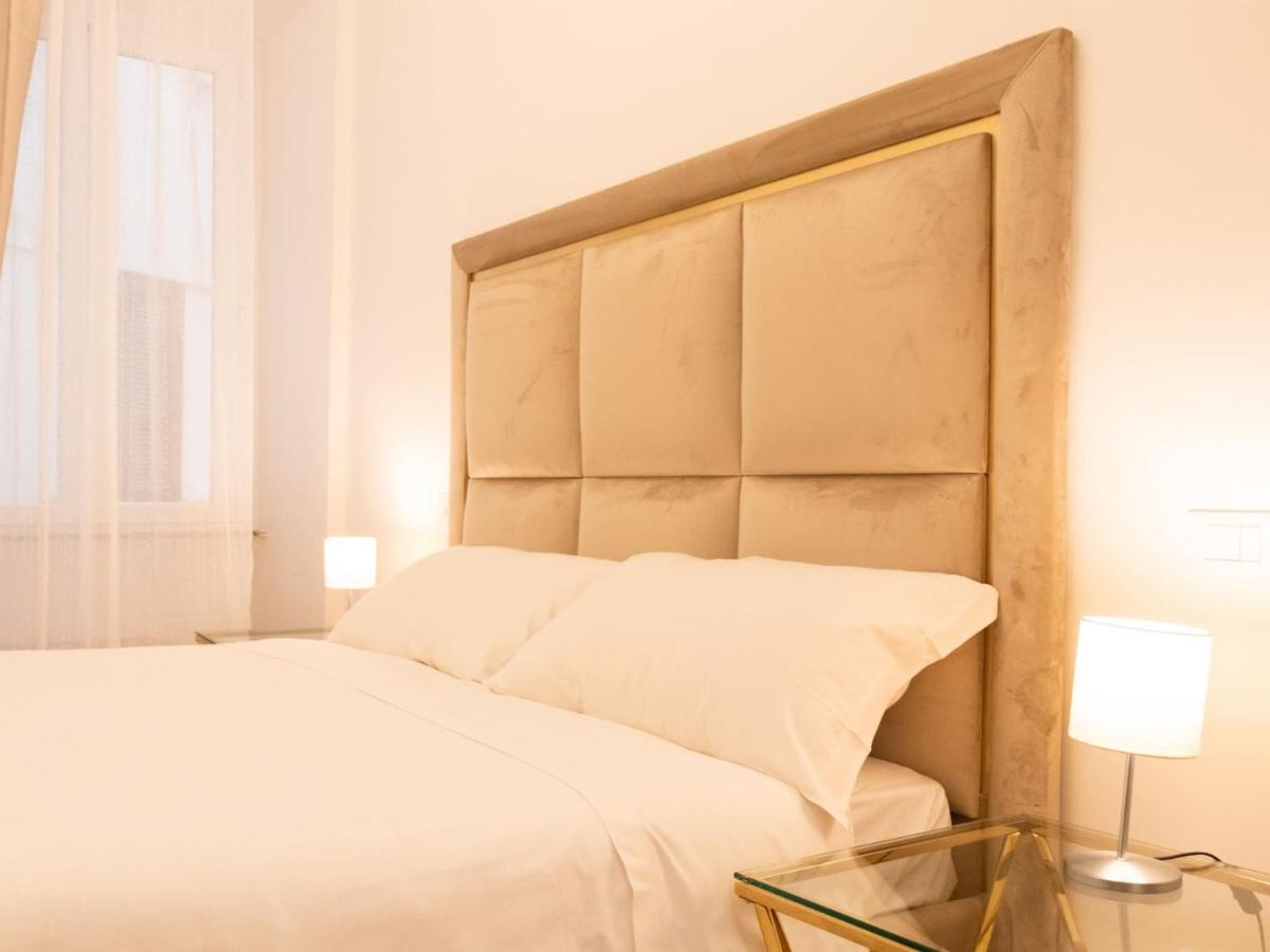 The Rent - Elegant Five-bedrooms Near Colosseo Apartment Rom