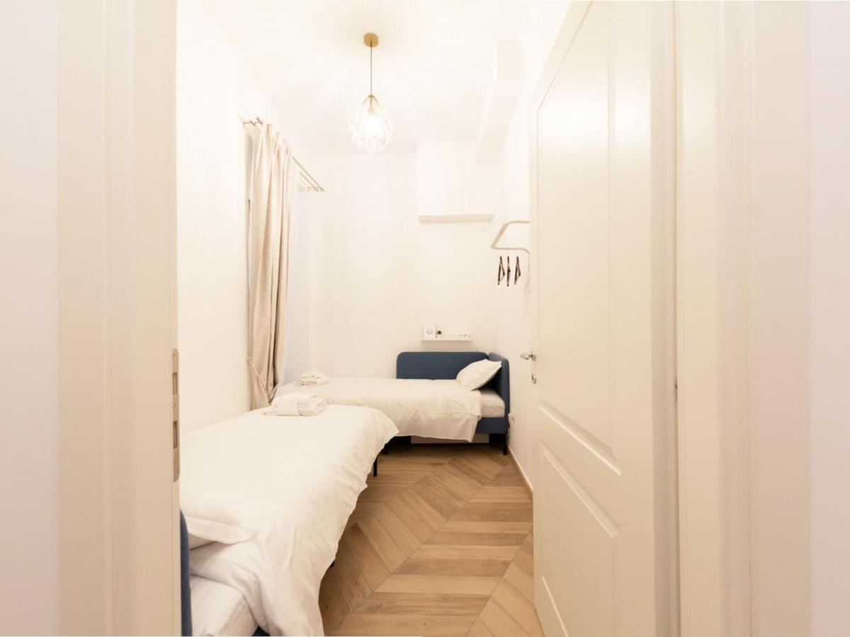 The Rent - Elegant Five-bedrooms Near Colosseo Apartment Rom